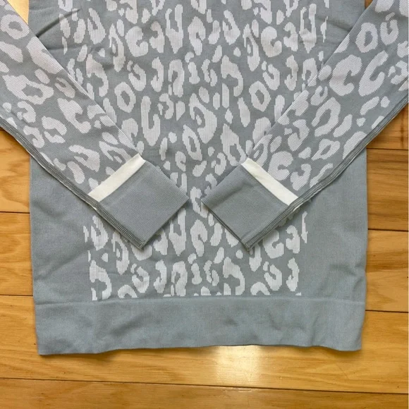 Sweaty Betty Leopard Jacquard Base Layer Top Womens Sz XS (0-2) Blue - Picture 5 of 10